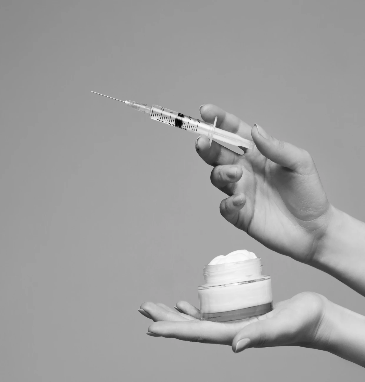 Une seringue avec acide hyaluronique